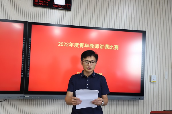 3044am永利集团3044noc副书记兼副院长王家武介绍评委和参赛教师.JPG